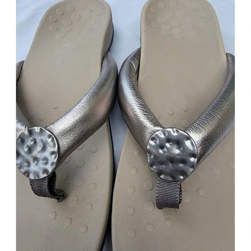 Vionic Orthaheel Metallic Silver Thong Sandals Hammered Medallion Flip Flops 10